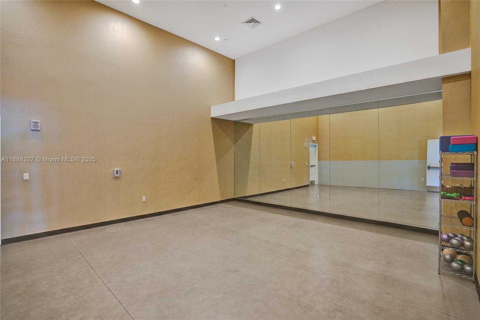Small Image of Aventura Number 78