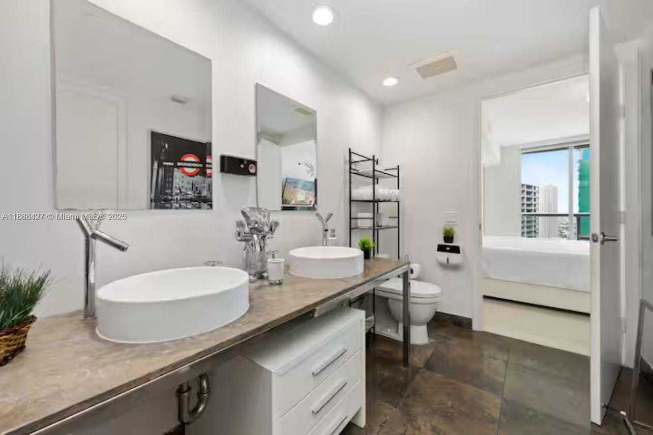 Small Image of 485 BRICKELL AVE #3707, Miami Number 11