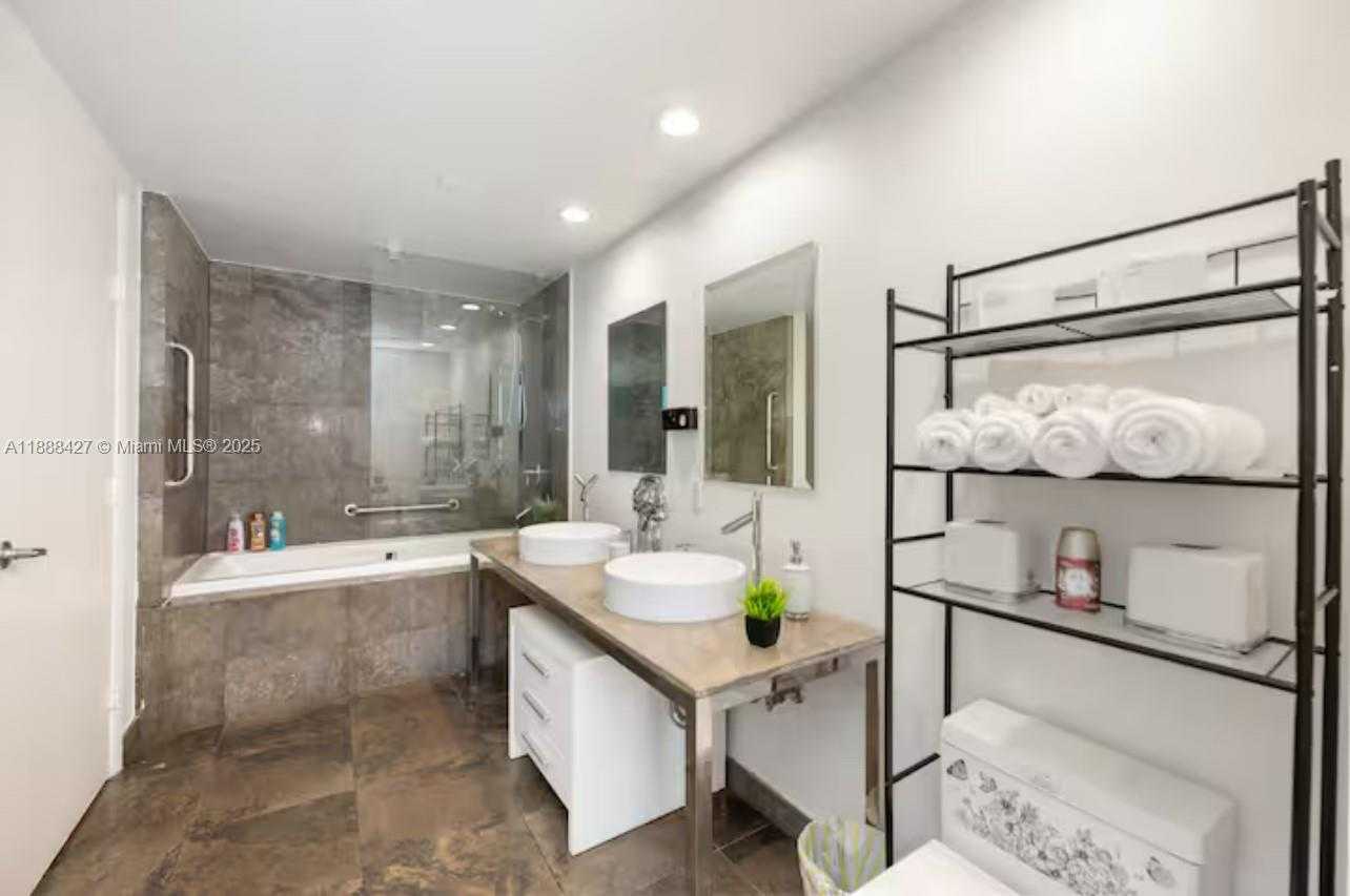 Small Image of 485 BRICKELL AVE #3707, Miami Number 12