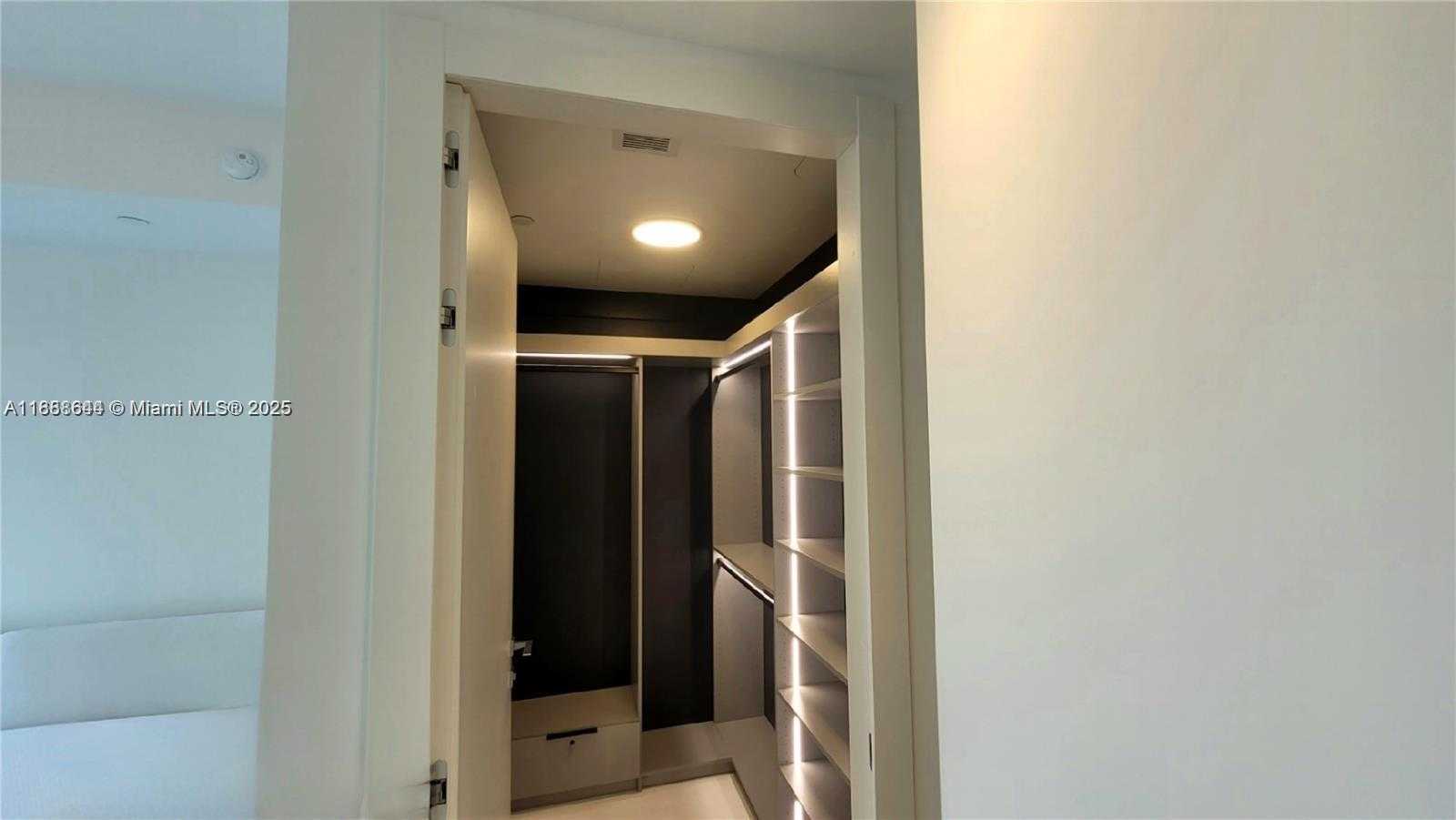 Small Image of 300 BISCAYNE BLVD WAY #2908, Miami Number 9