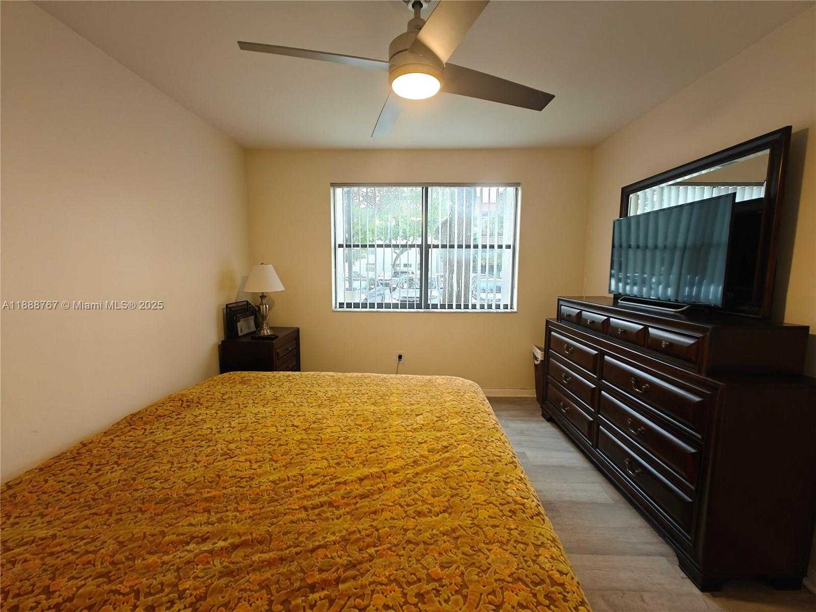 Small Image of 601 IVES DAIRY RD #101-8, Miami Number 12