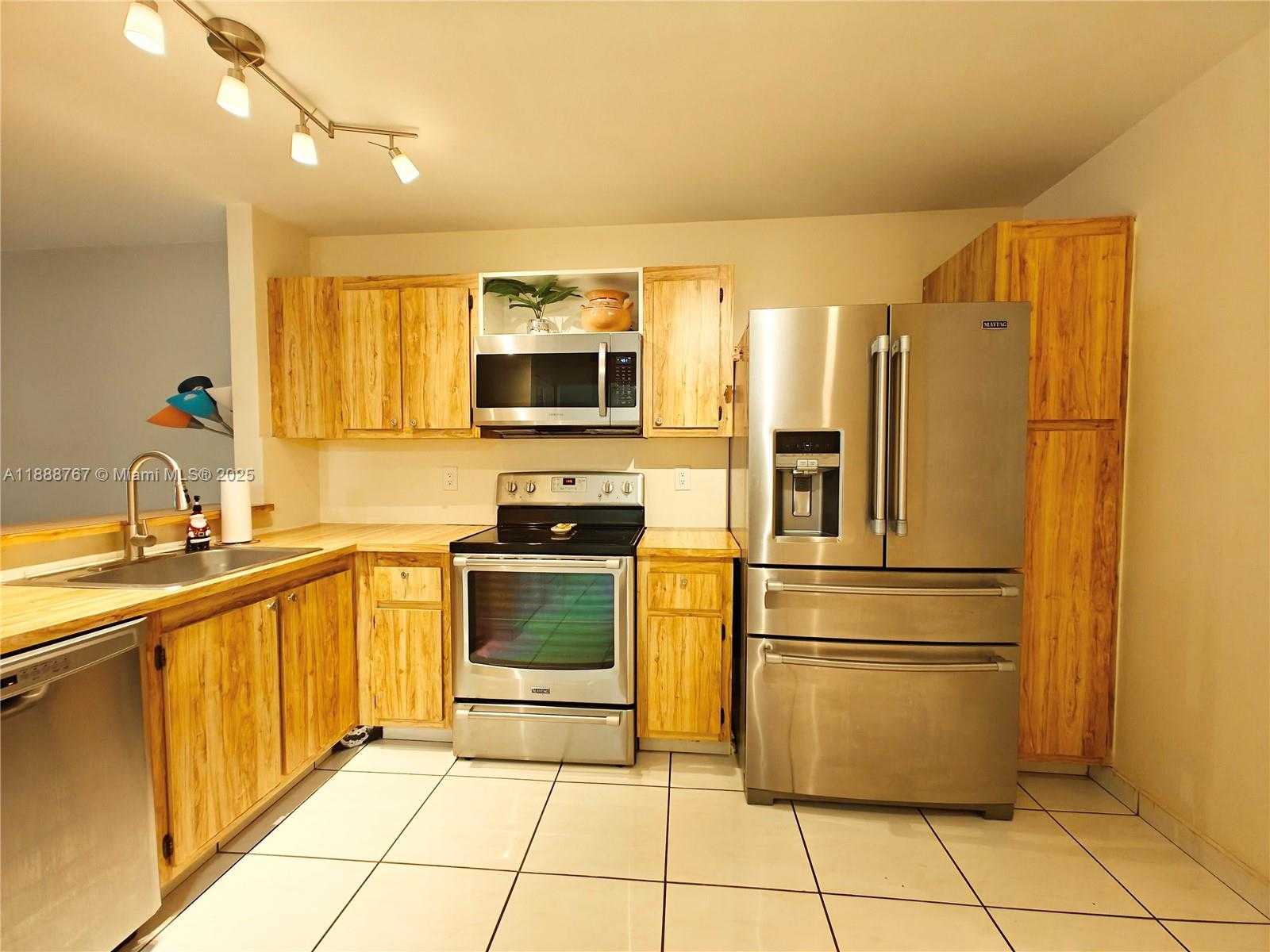Small Image of 601 IVES DAIRY RD #101-8, Miami Number 15