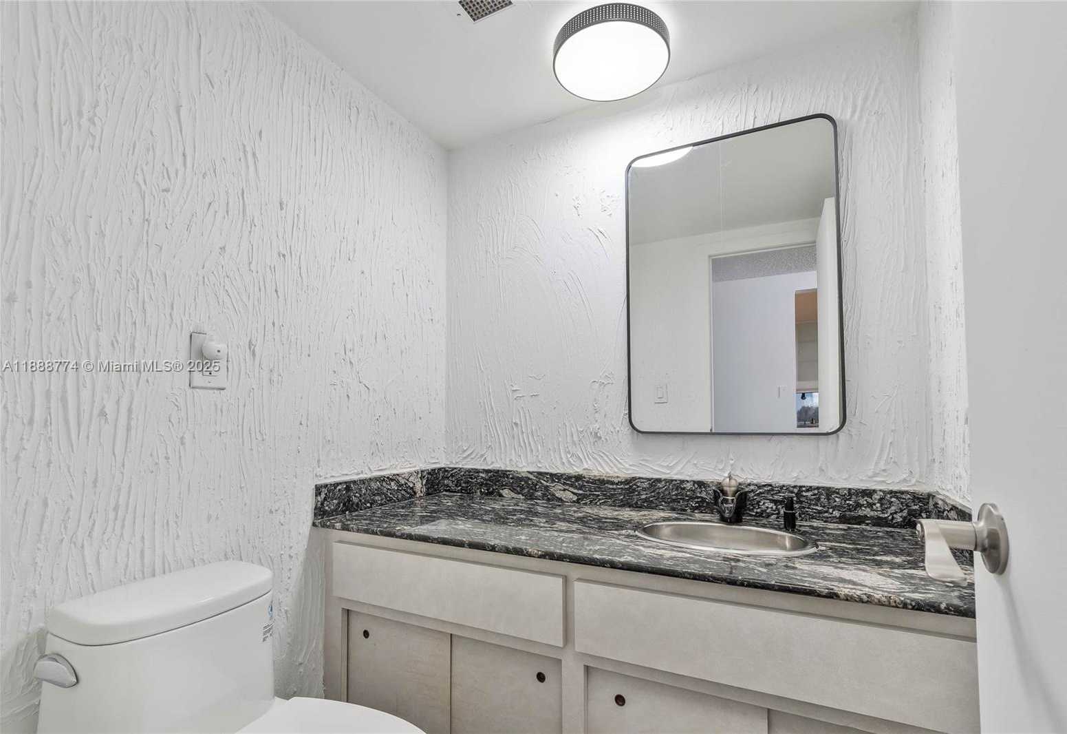 Small Image of 300 BAYVIEW DR #716, Sunny Isles Beach Number 10