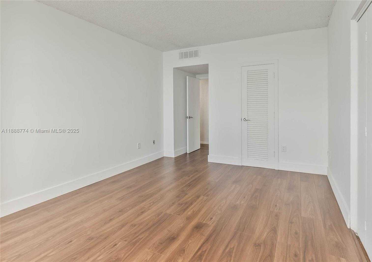 Small Image of 300 BAYVIEW DR #716, Sunny Isles Beach Number 11
