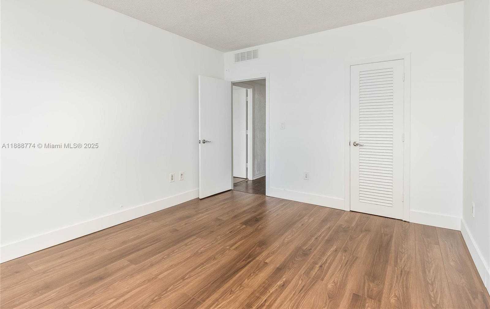 Small Image of 300 BAYVIEW DR #716, Sunny Isles Beach Number 13