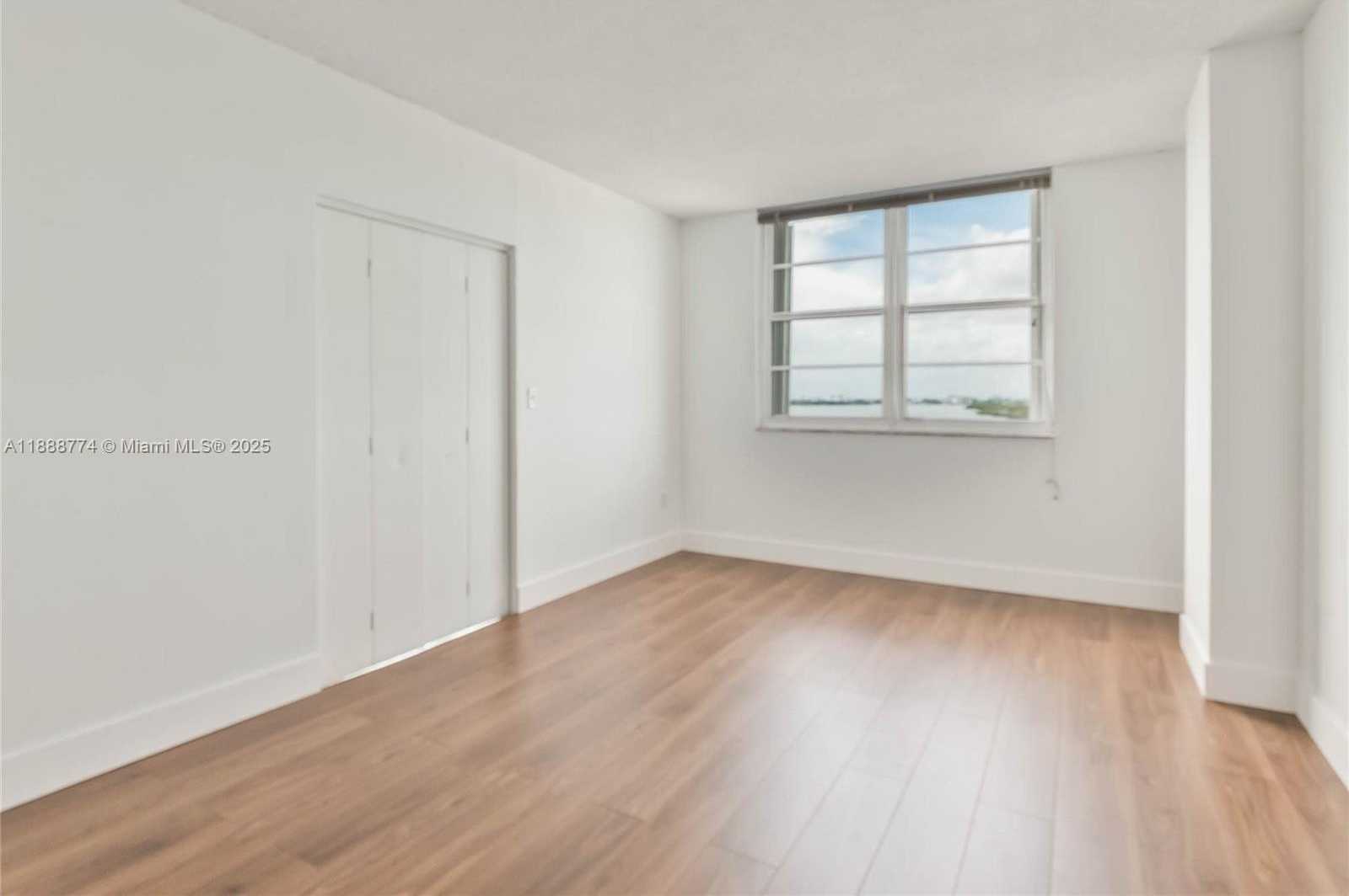 Small Image of 300 BAYVIEW DR #716, Sunny Isles Beach Number 14