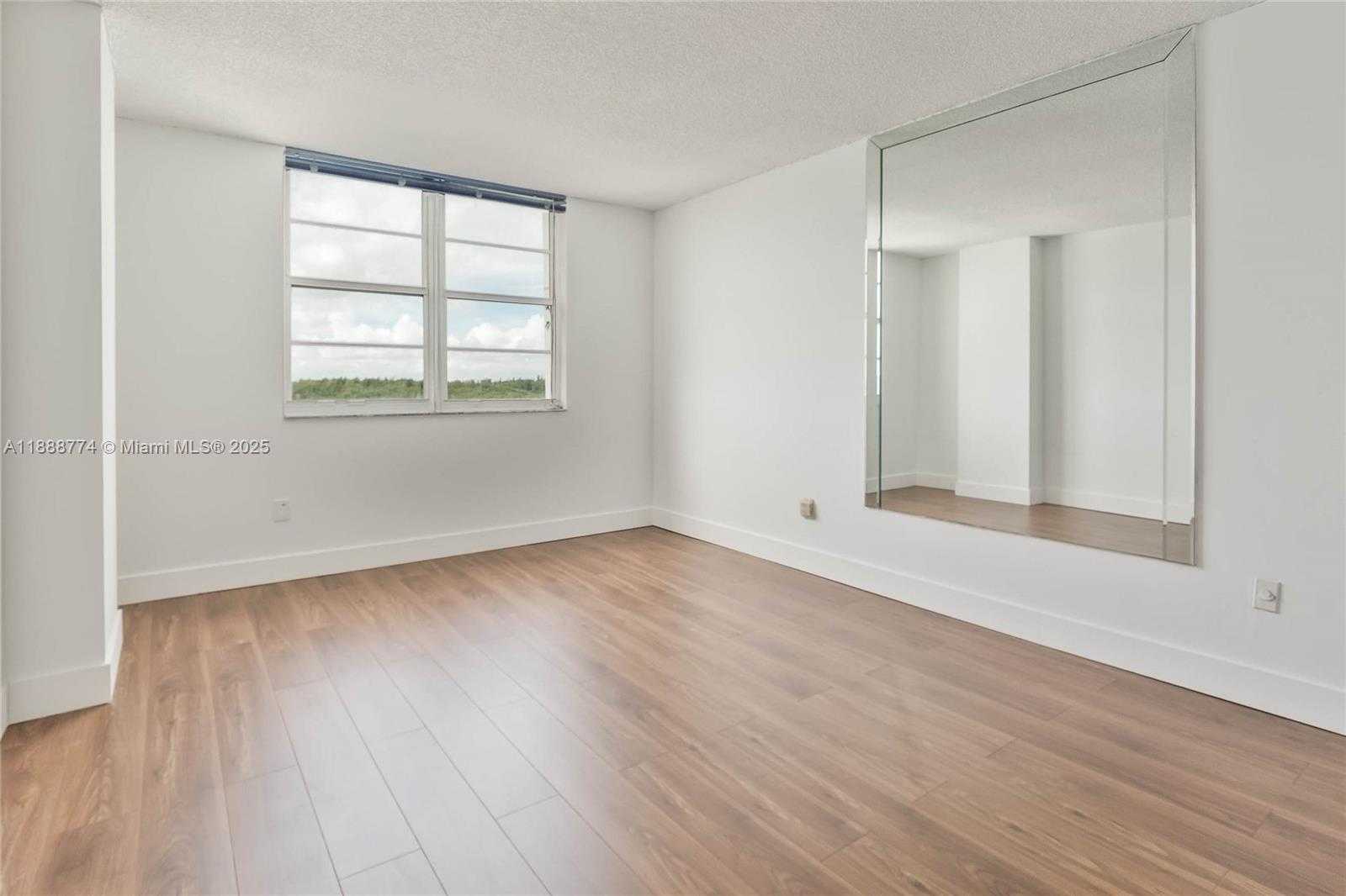 Small Image of 300 BAYVIEW DR #716, Sunny Isles Beach Number 15
