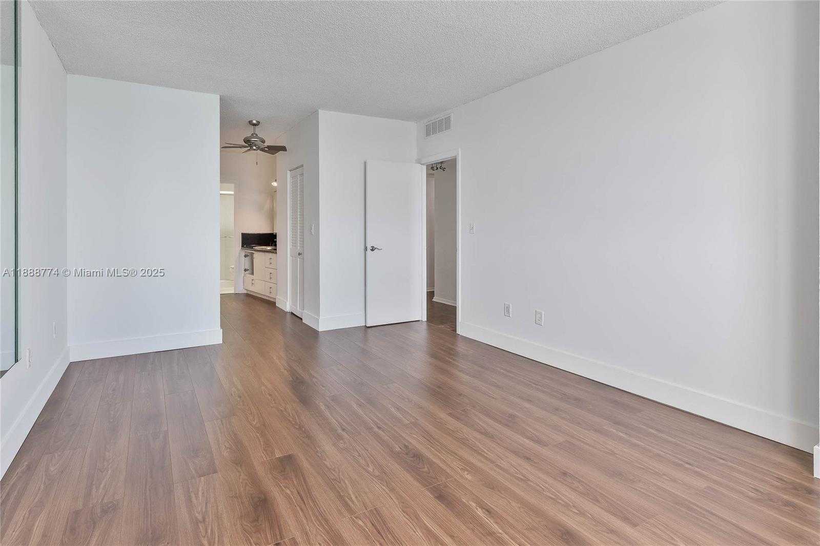 Small Image of 300 BAYVIEW DR #716, Sunny Isles Beach Number 18