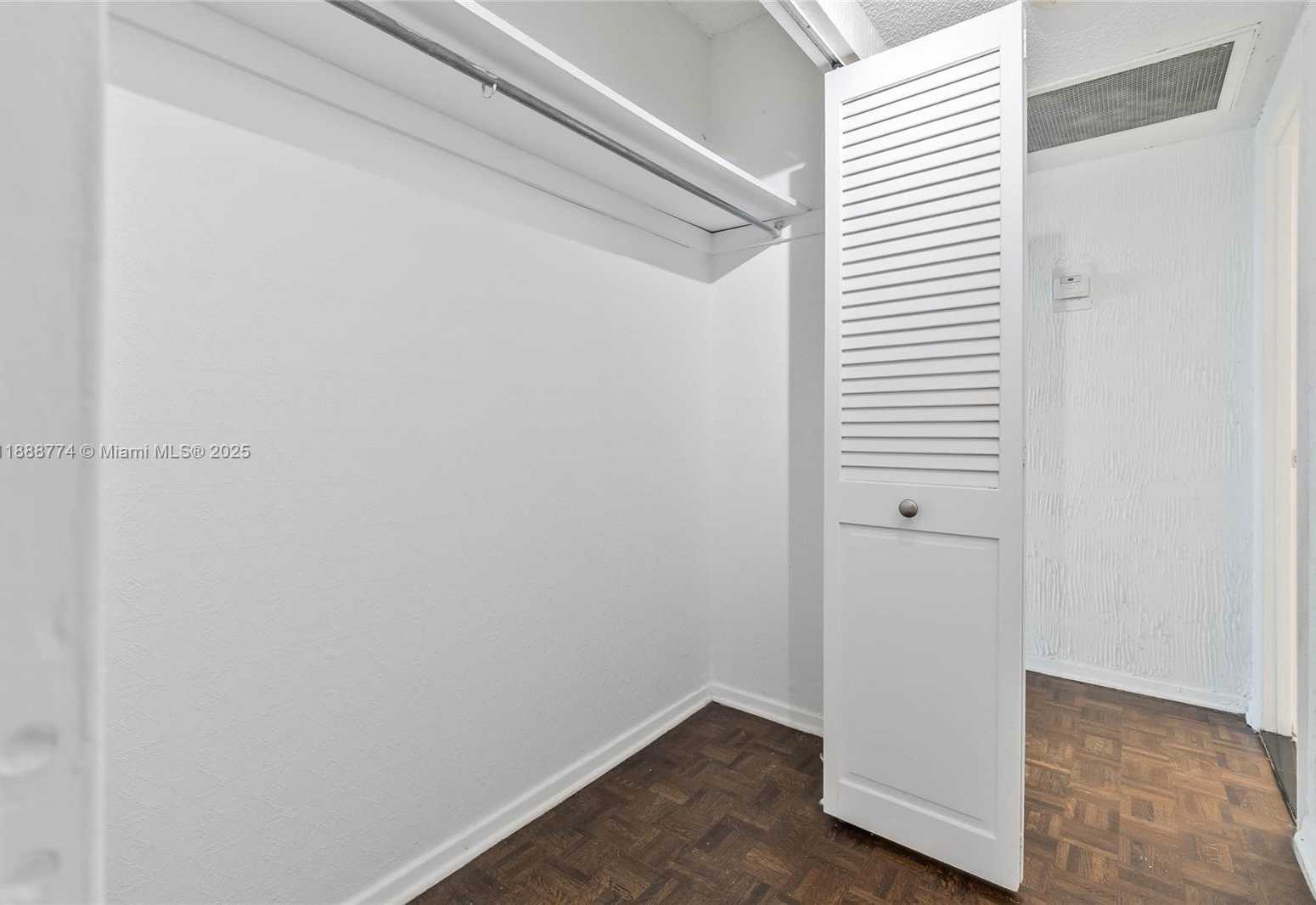 Small Image of 300 BAYVIEW DR #716, Sunny Isles Beach Number 20