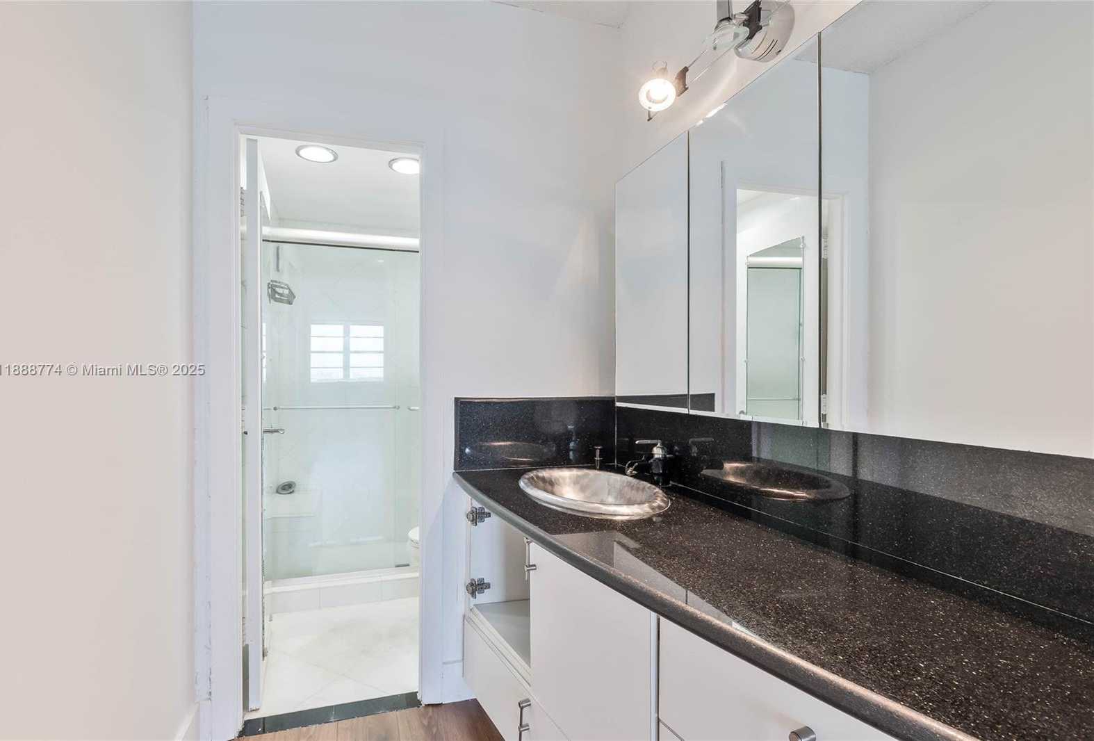 Small Image of 300 BAYVIEW DR #716, Sunny Isles Beach Number 22
