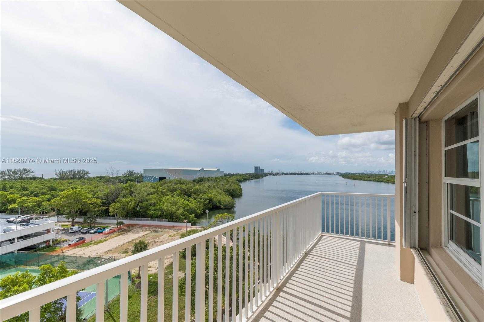 Small Image of 300 BAYVIEW DR #716, Sunny Isles Beach Number 25