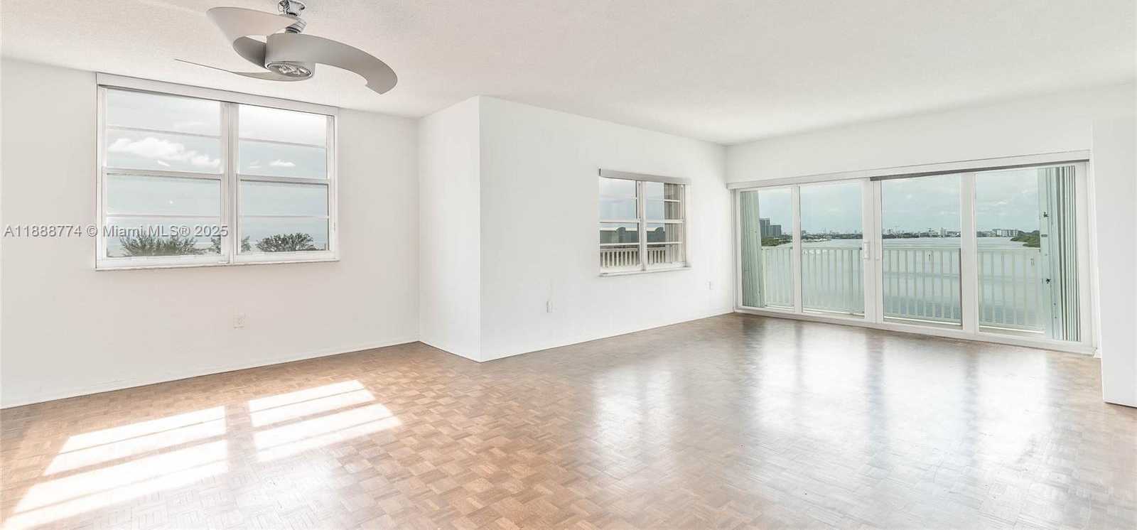 Small Image of 300 BAYVIEW DR #716, Sunny Isles Beach Number 3