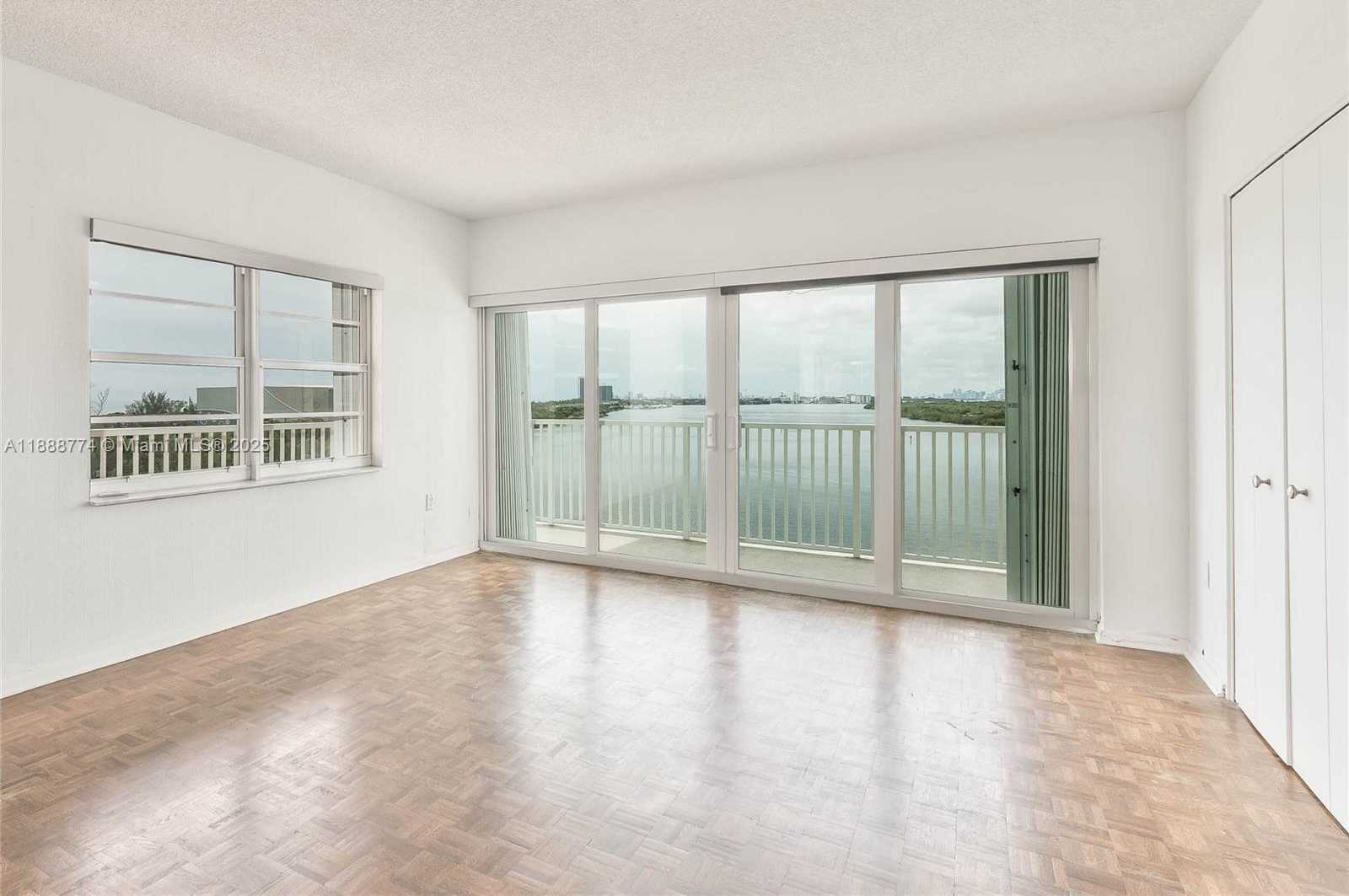Small Image of 300 BAYVIEW DR #716, Sunny Isles Beach Number 4