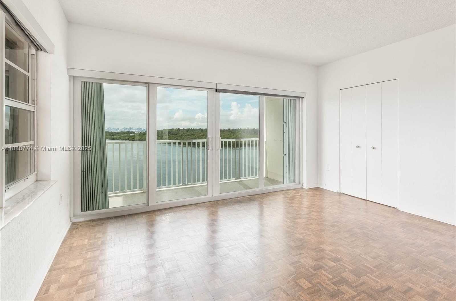 Small Image of 300 BAYVIEW DR #716, Sunny Isles Beach Number 5