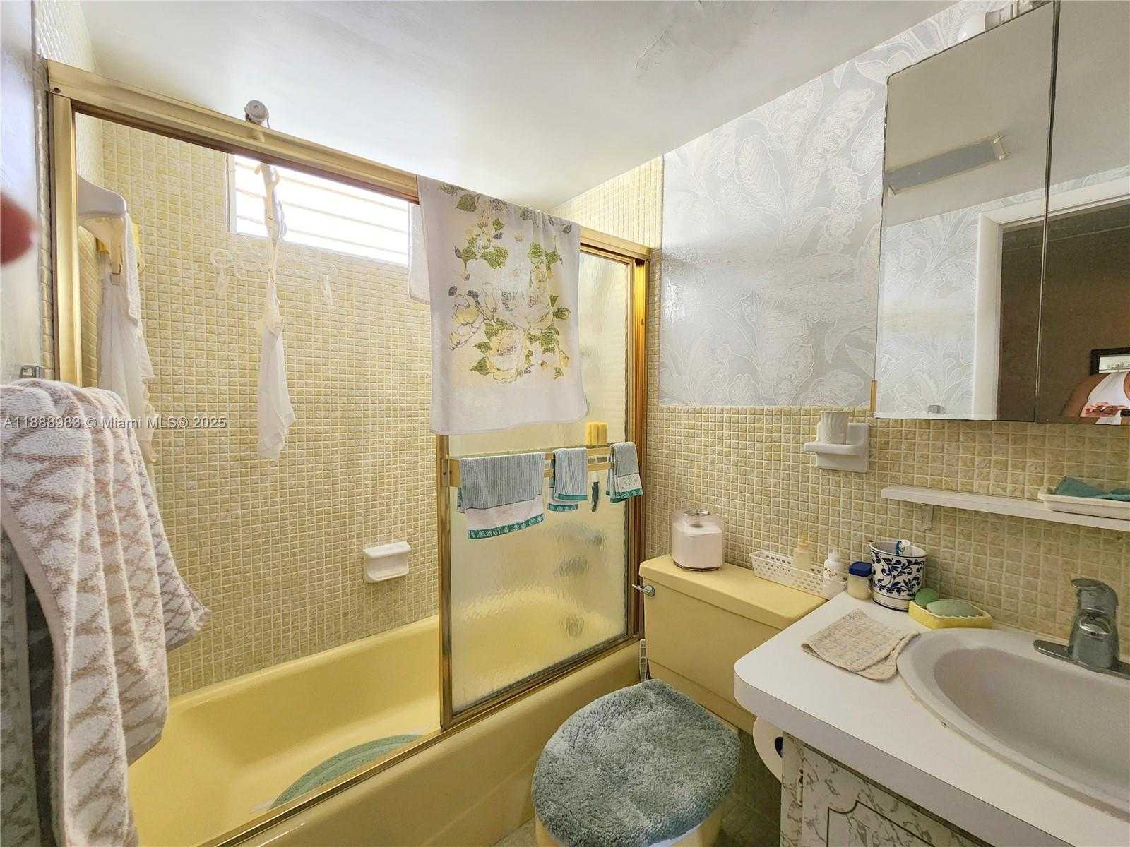 Small Image of 2855 LEONARD DR #H205, Aventura Number 4