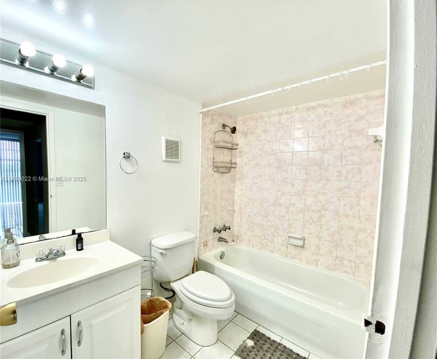 Small Image of 16950 DIXIE #A536, North Miami Beach Number 4