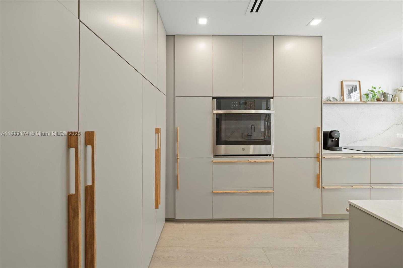 Small Image of 1390 OCEAN DR #202, Miami Beach Number 12