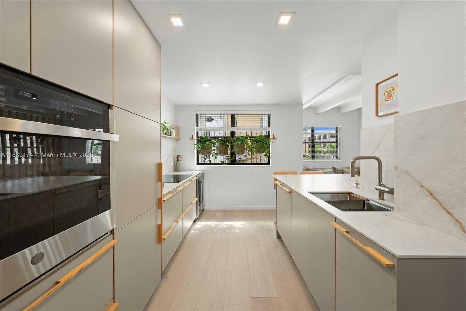 Small Image of 1390 OCEAN DR #202, Miami Beach Number 13