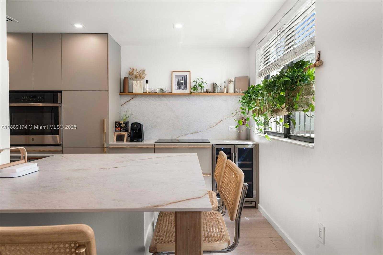 Small Image of 1390 OCEAN DR #202, Miami Beach Number 16