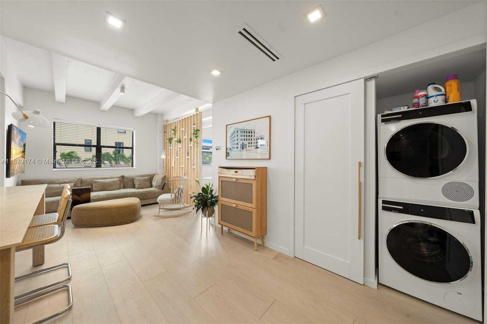 Small Image of 1390 OCEAN DR #202, Miami Beach Number 3