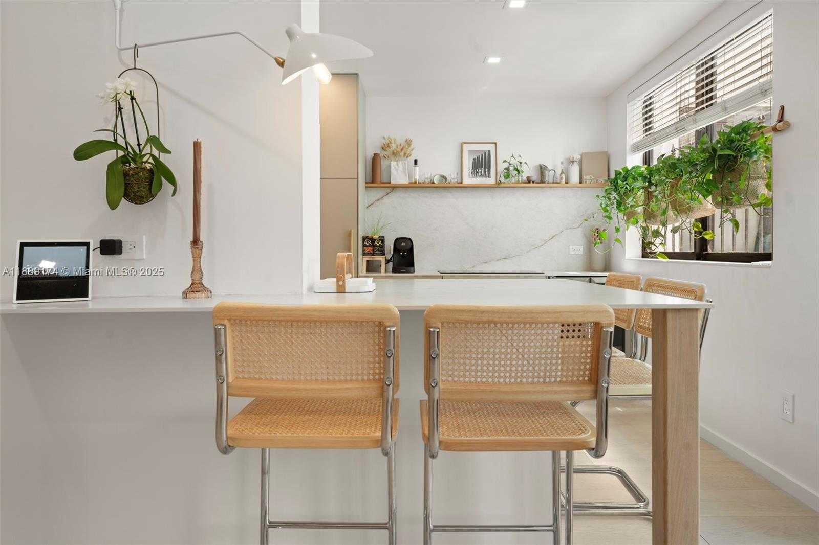 Small Image of 1390 OCEAN DR #202, Miami Beach Number 4