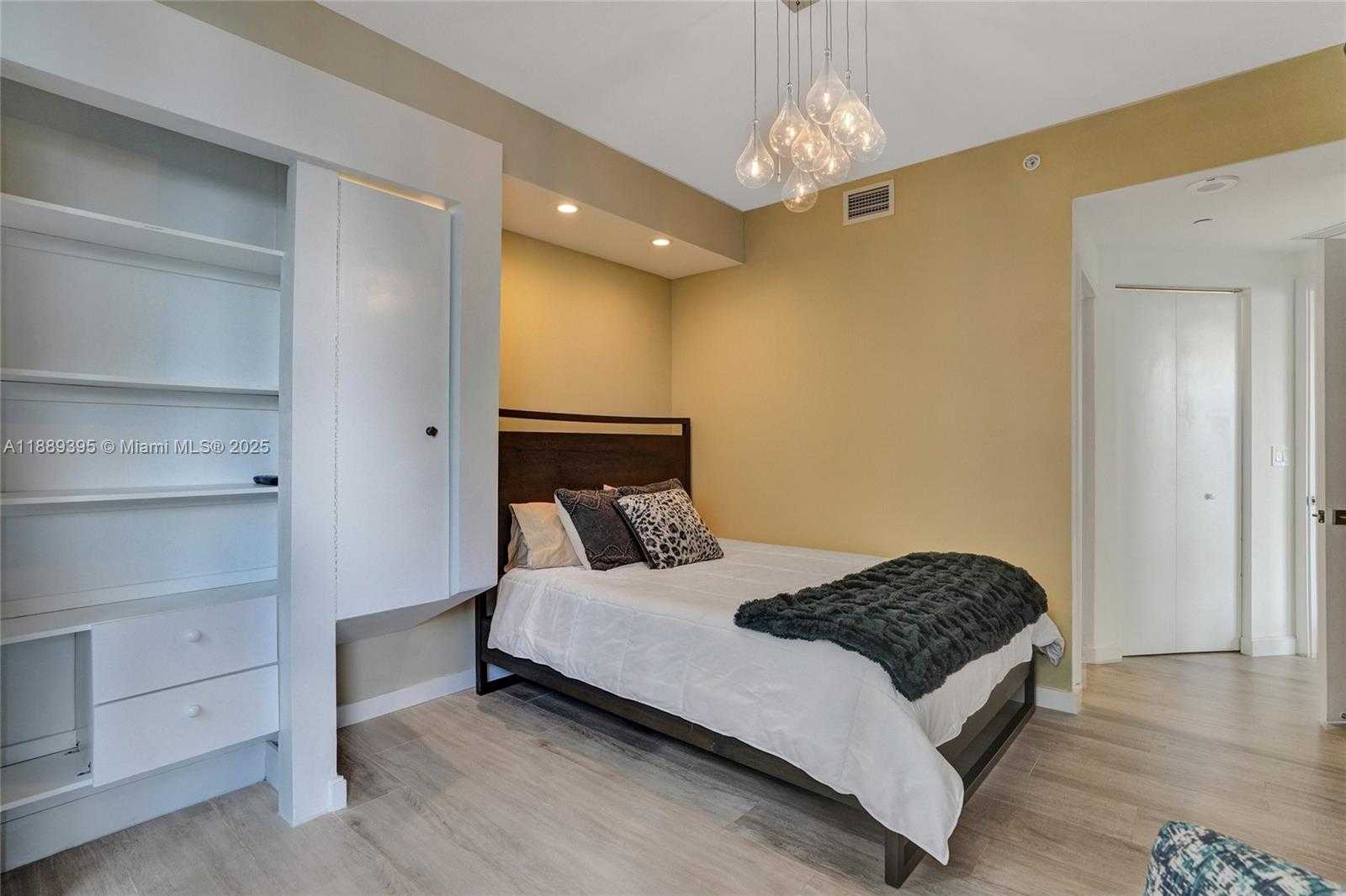 Small Image of 55 SOUTH WEST 9TH ST #2201, Miami Number 22