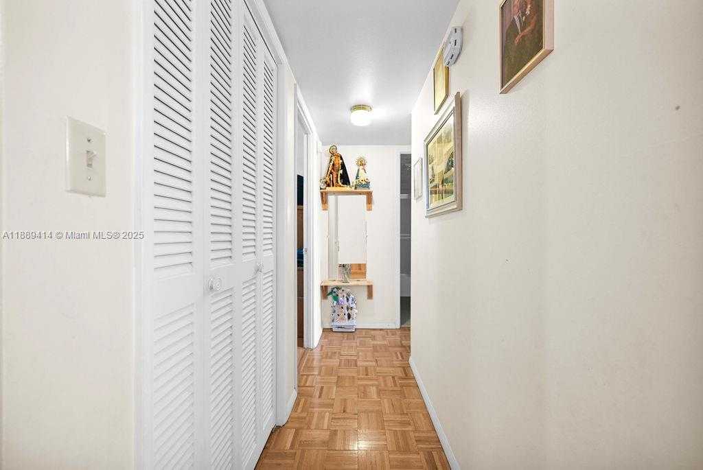 Small Image of 4800 HILLCREST LN #210, Hollywood Number 11