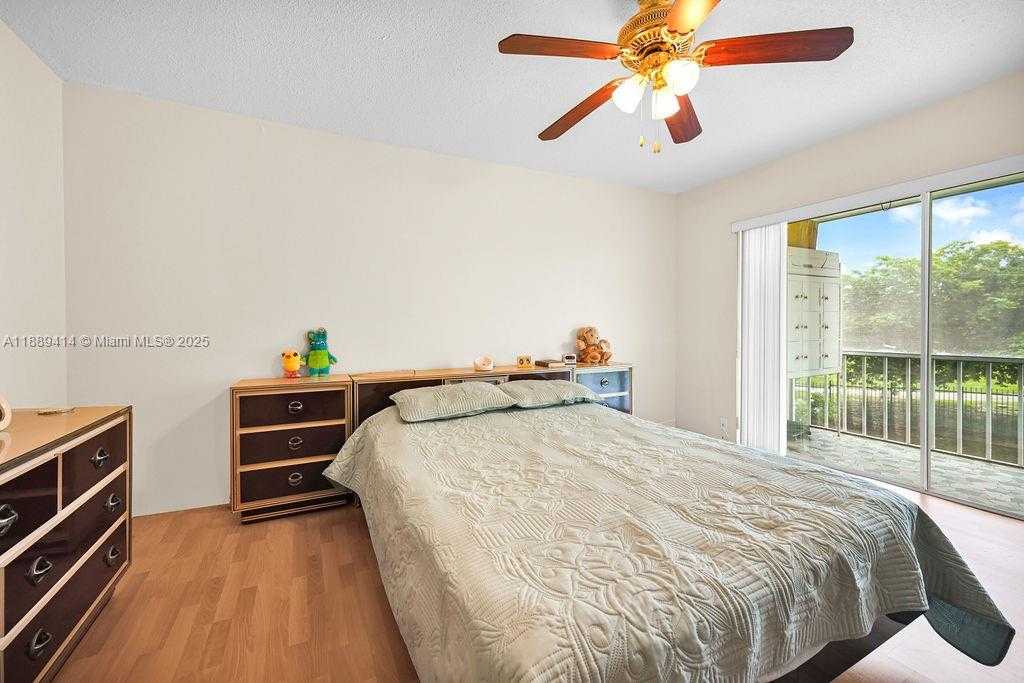 Small Image of 4800 HILLCREST LN #210, Hollywood Number 12