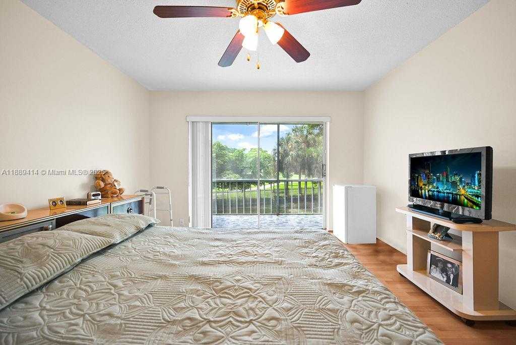 Small Image of 4800 HILLCREST LN #210, Hollywood Number 13