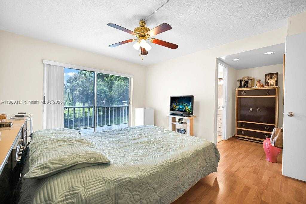Small Image of 4800 HILLCREST LN #210, Hollywood Number 14