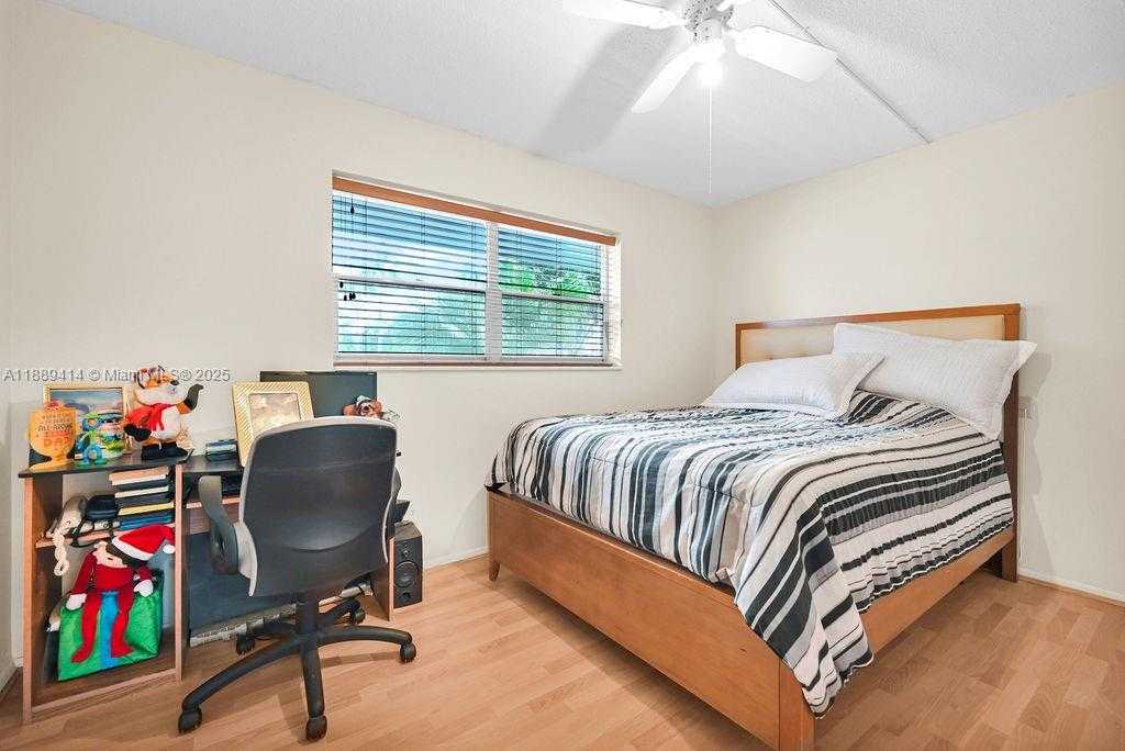 Small Image of 4800 HILLCREST LN #210, Hollywood Number 16