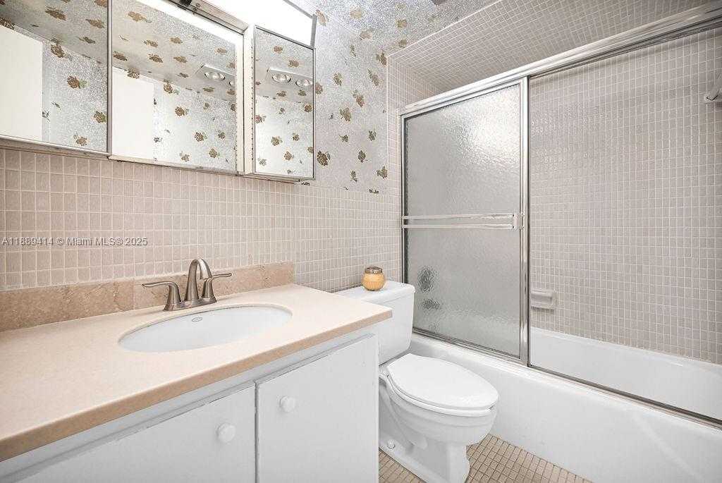 Small Image of 4800 HILLCREST LN #210, Hollywood Number 17