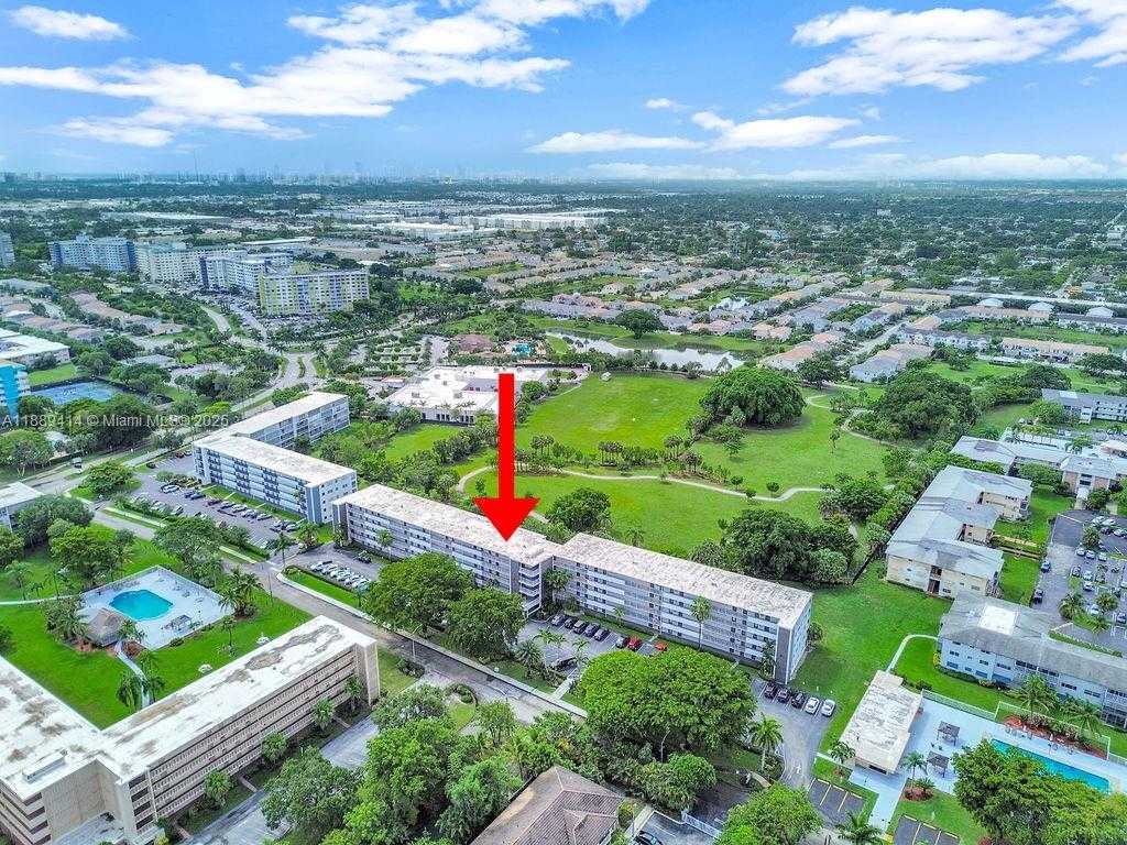 Small Image of 4800 HILLCREST LN #210, Hollywood Number 2