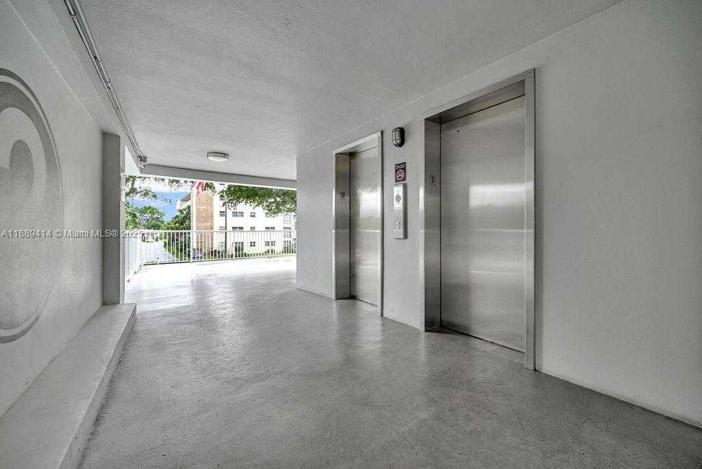 Small Image of 4800 HILLCREST LN #210, Hollywood Number 20
