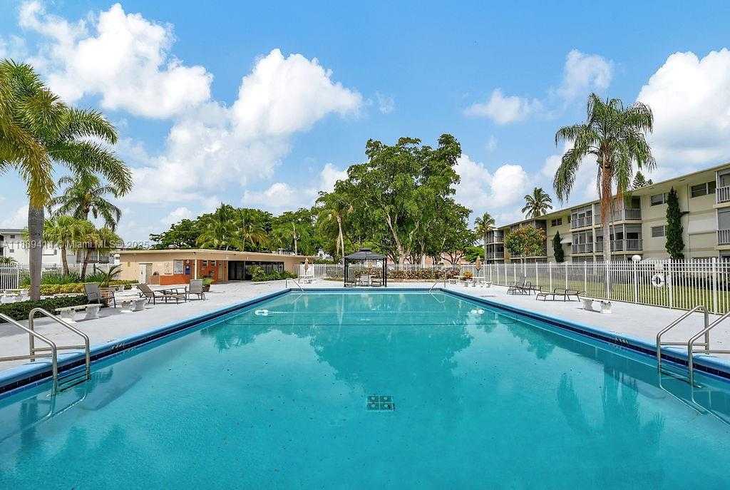 Small Image of 4800 HILLCREST LN #210, Hollywood Number 21