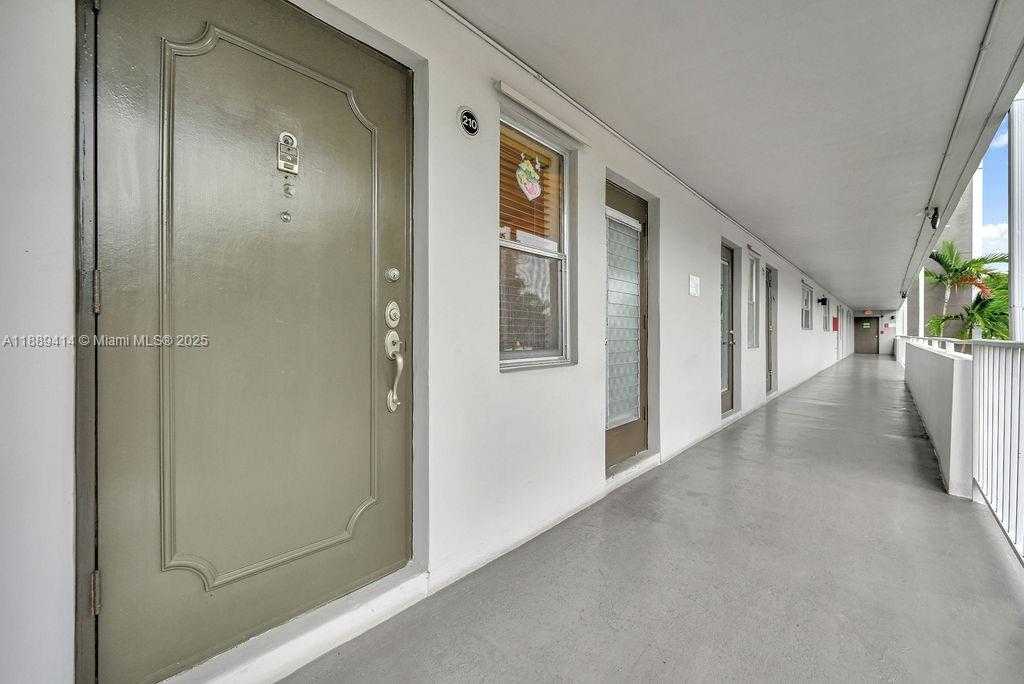 Small Image of 4800 HILLCREST LN #210, Hollywood Number 3