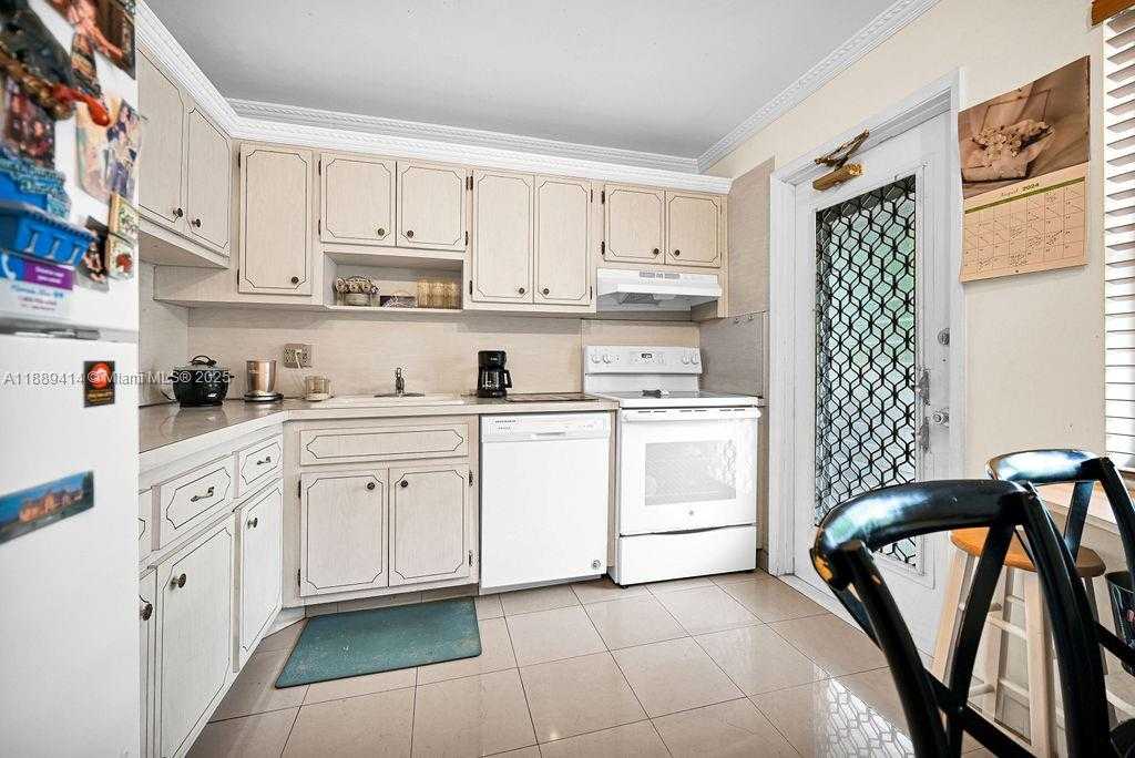 Small Image of 4800 HILLCREST LN #210, Hollywood Number 4