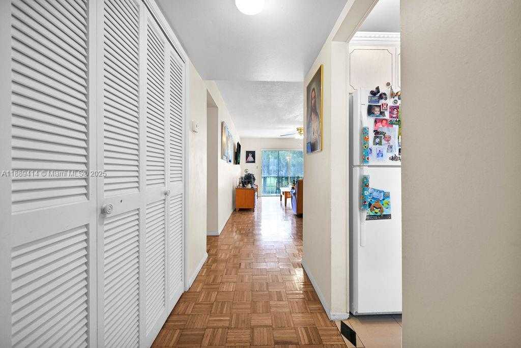 Small Image of 4800 HILLCREST LN #210, Hollywood Number 5
