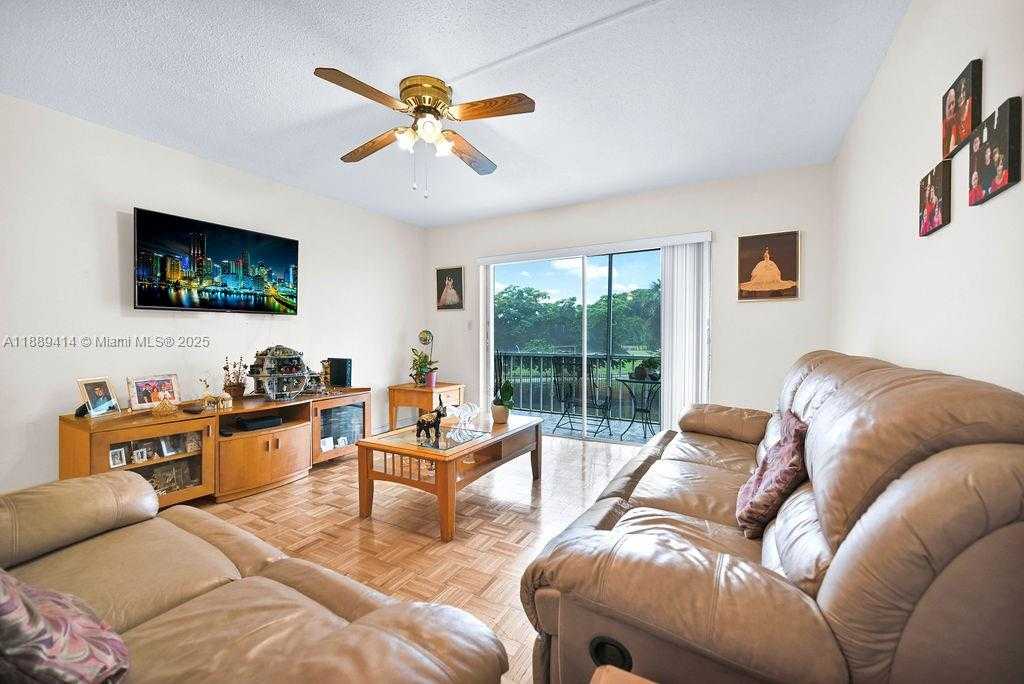 Small Image of 4800 HILLCREST LN #210, Hollywood Number 7