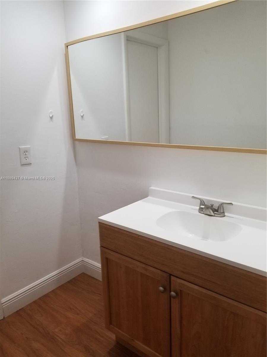 Small Image of 17298 NORTH WEST 60TH CT, Hialeah Number 12