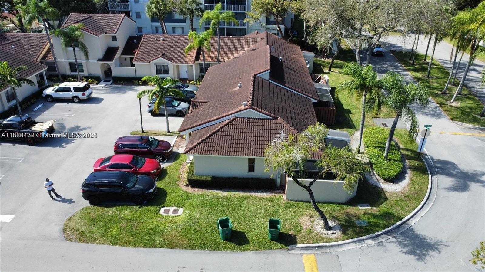 Small Image of 17298 NORTH WEST 60TH CT, Hialeah Number 2