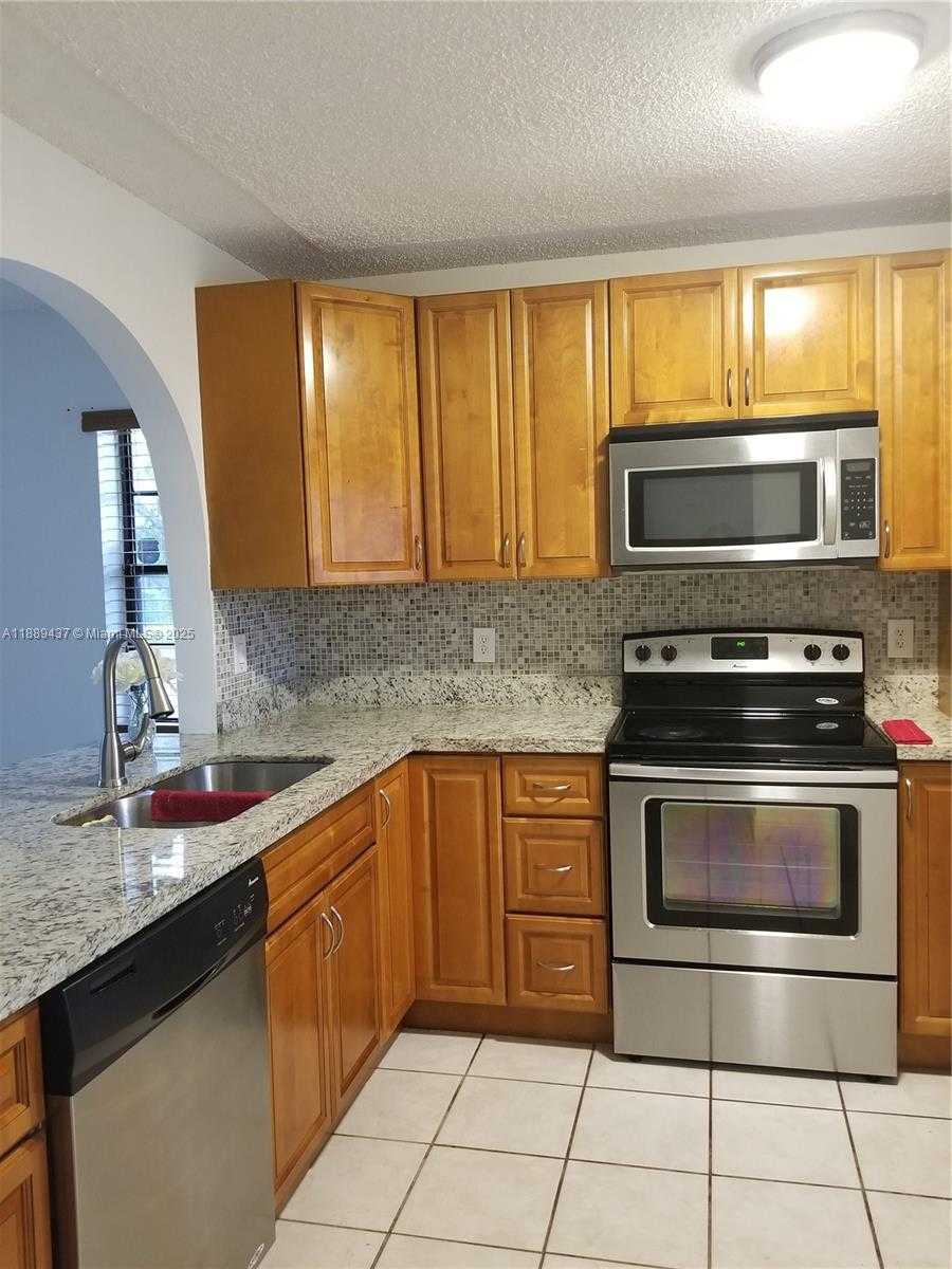 Small Image of 17298 NORTH WEST 60TH CT, Hialeah Number 4