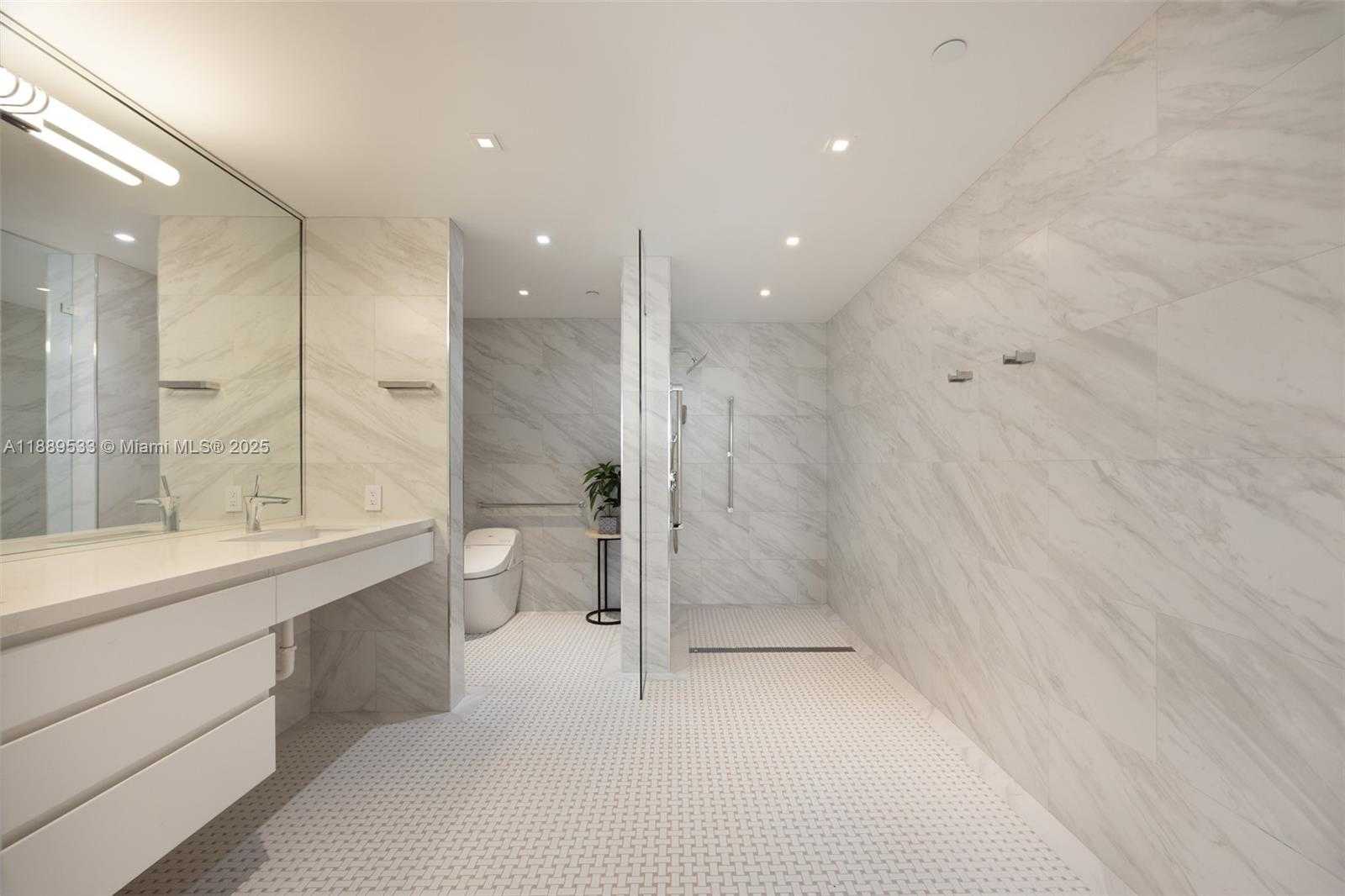 Small Image of 1000 SOUTH POINTE DR #703, Miami Beach Number 25