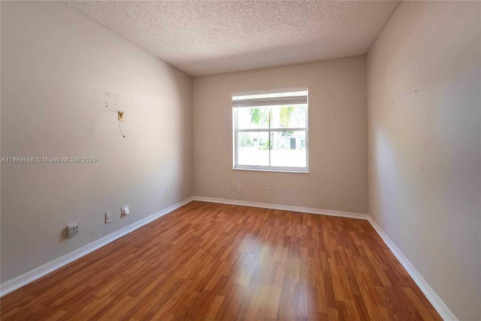 Small Image of 1886 SIRIUS LN, Weston Number 11