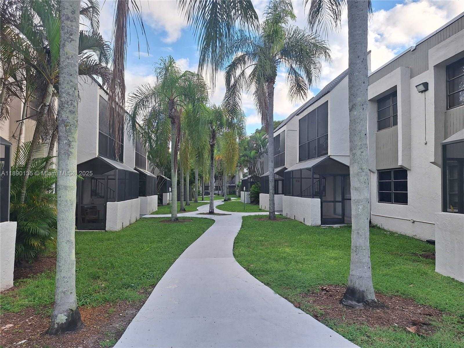 Small Image of 7923 SW 104th St, Miami, FL 33156, USA Number 22
