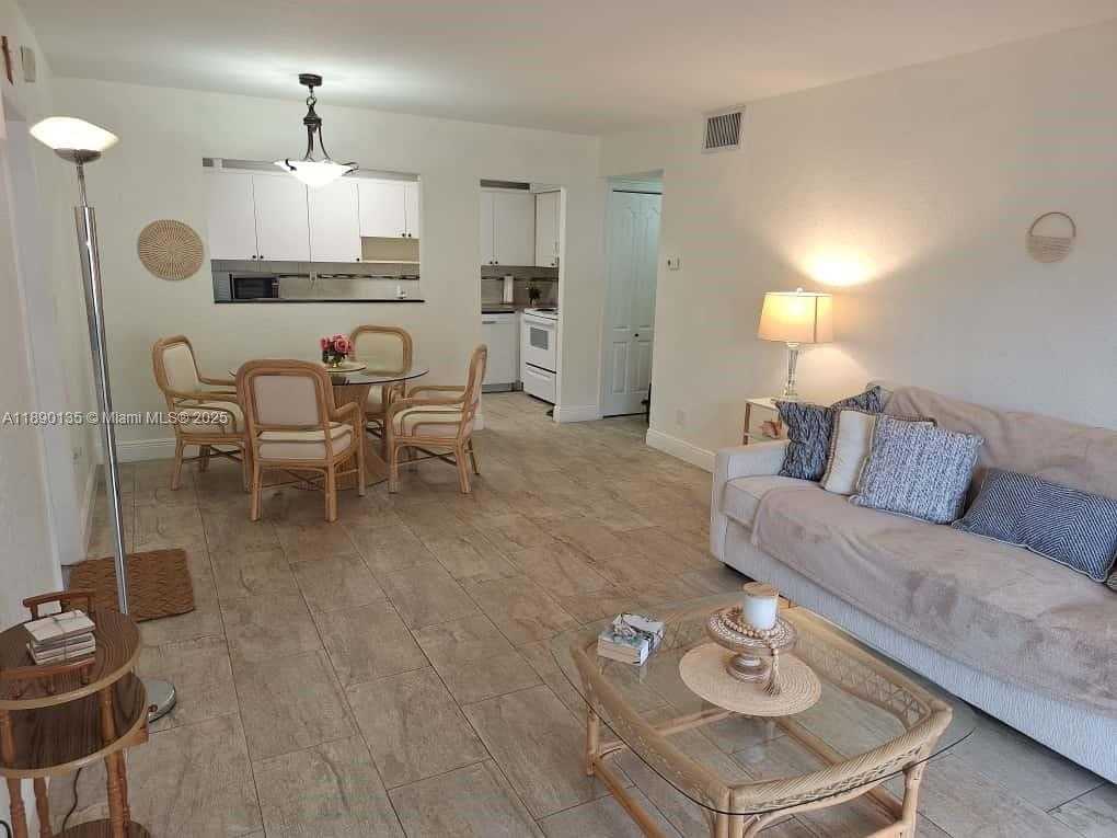 Small Image of 7923 SW 104th St, Miami, FL 33156, USA Number 4