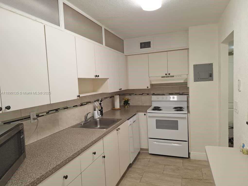 Small Image of 7923 SW 104th St, Miami, FL 33156, USA Number 8