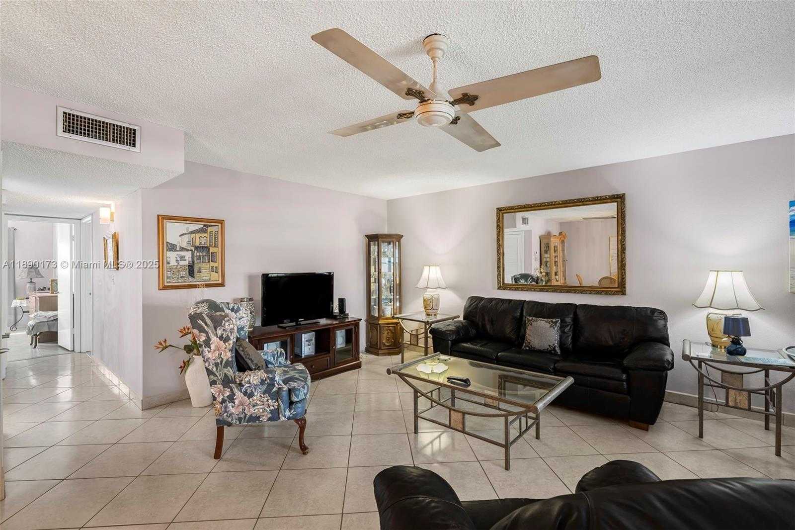 Small Image of 5300 WASHINGTON ST #U405, Hollywood Number 4