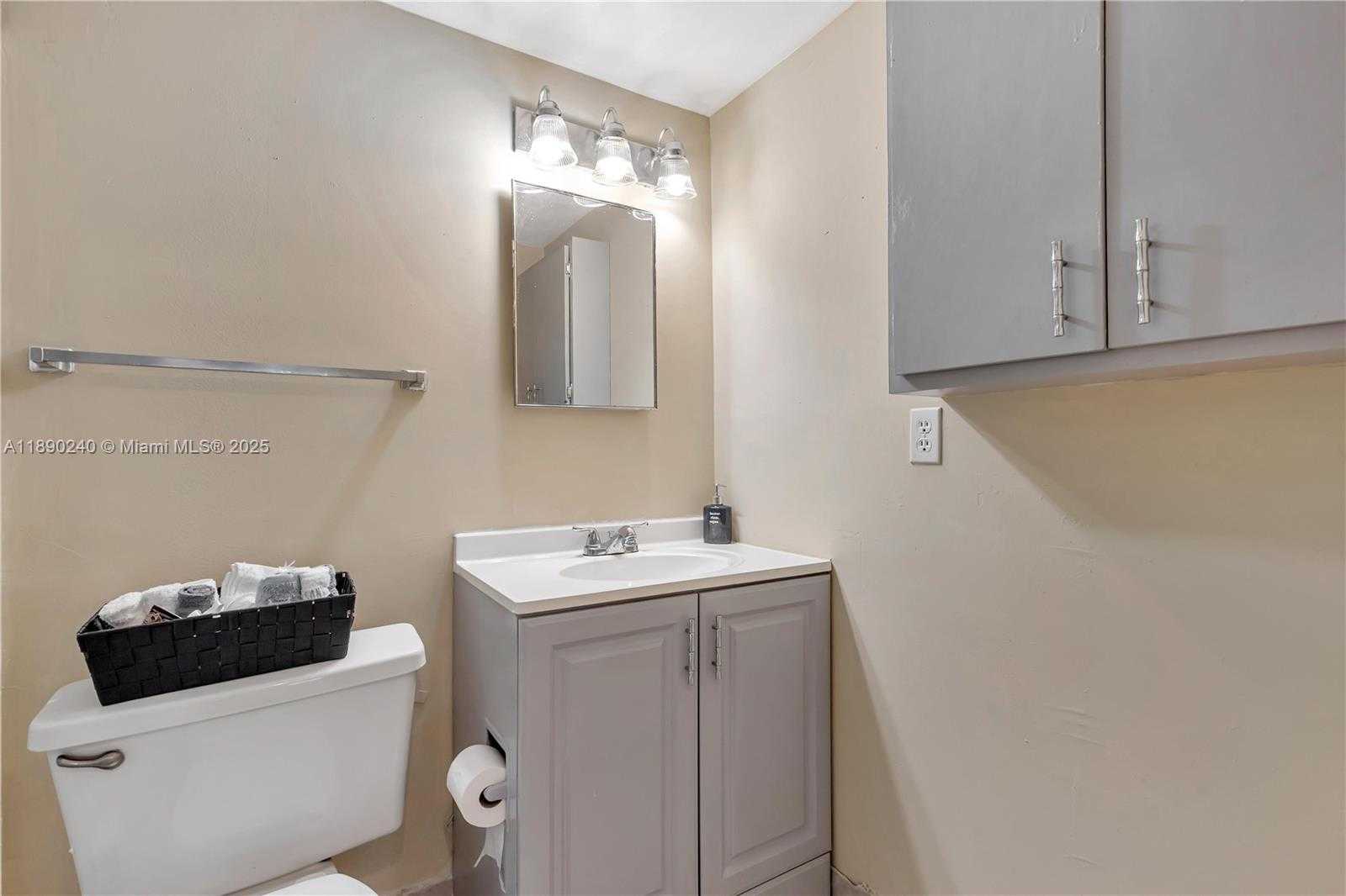 Small Image of 5805 WASHINGTON ST #17, Hollywood Number 27