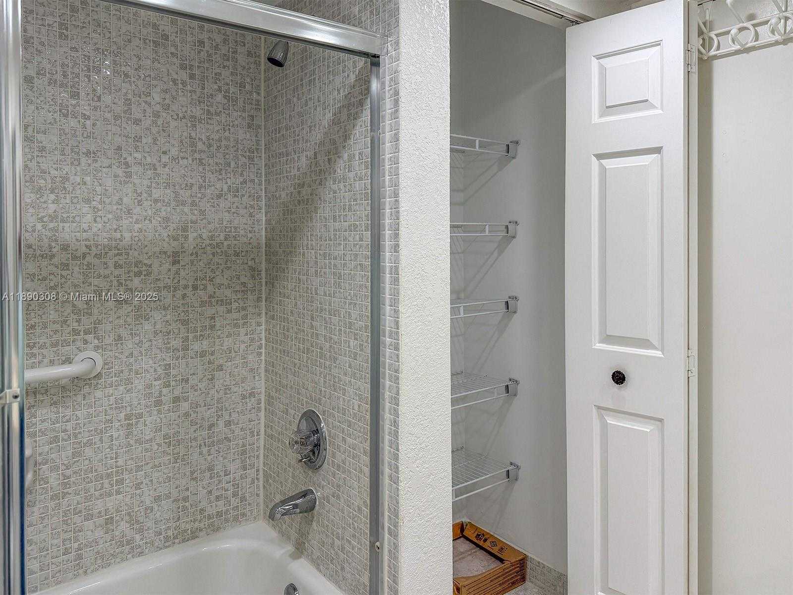 Small Image of 301 RACQUET CLUB RD #203, Weston Number 17